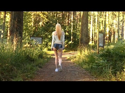 ❤️ Schöne Frau bewegt sich langsam, nicht nackt Video ️ Sex video bei de.ixiporn.ru